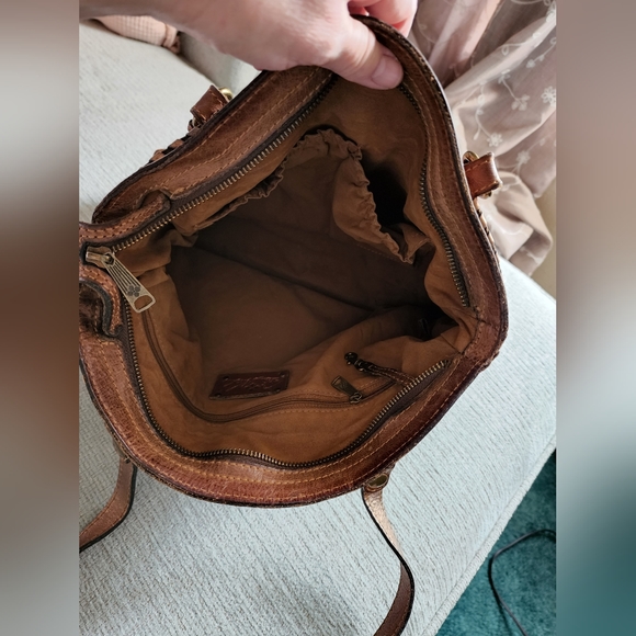 Patricia Nash gently used genuine leather shoulder bag with 2 straps - Picture 4 of 4